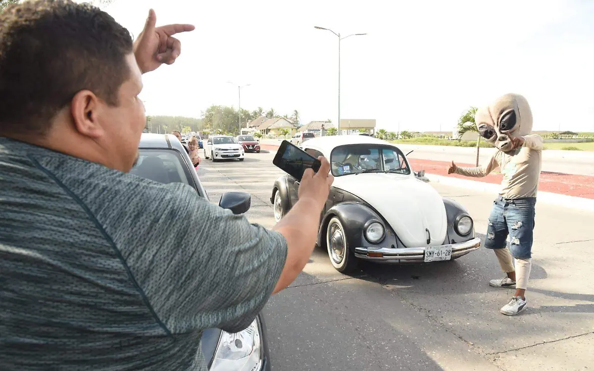 Turistas piden a marciano les mande lluvia a Nuevo León